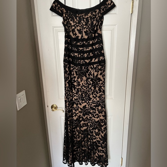 Tadashi Shoji off the shoulder maxi dress, like new condition. Size 14 - Picture 7 of 7